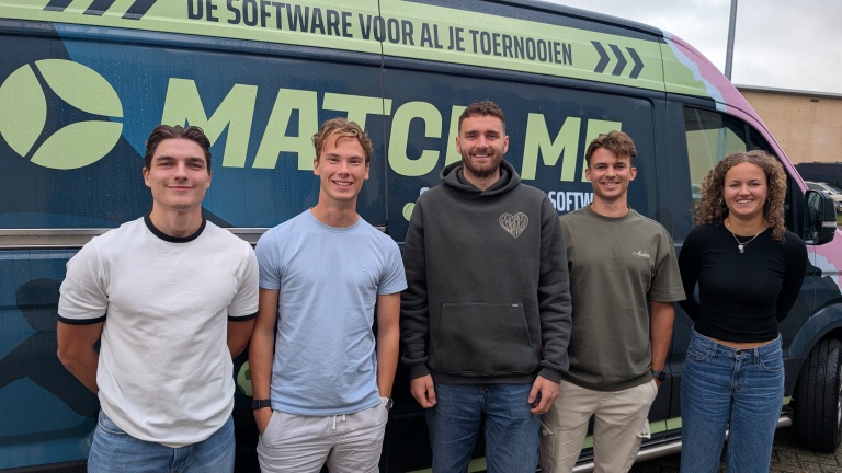 Vijf jonge volwassenen poseren voor een bus met MatchMe-logo en de tekst De software voor al je toernooien