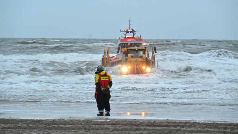 Reddingsdiensten in actie tussen Wijk aan Zee en Egmond: kitesurfers vermist en gevonden