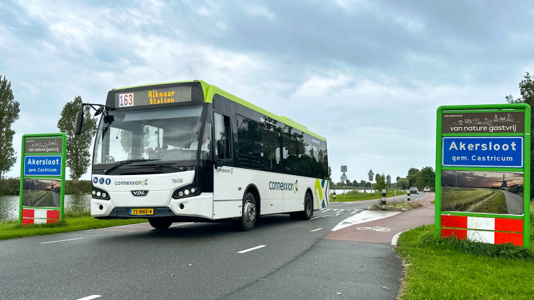 Connexxion-bus lijn 163 naar Alkmaar Station rijdt langs plaatsnaamborden van Akersloot (gem. Castricum)