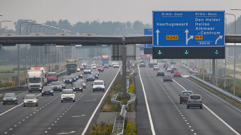 Landelijke en lokale VVD's: maak van spitsstrook A9 reguliere rijbaan