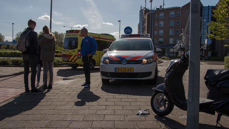 Meisje lichtgewond na aanrijding met lantaarnpaal