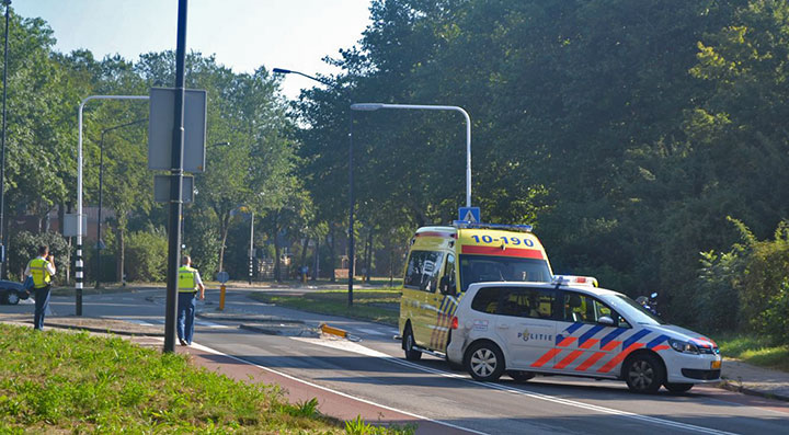 Motorrijdster komt ten val door slecht wegdek (FOTO's)