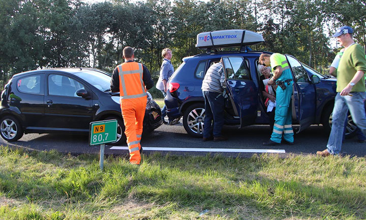 Kijken in achteruitkijkspiegel veroorzaakt botsing op N9 (FOTO)