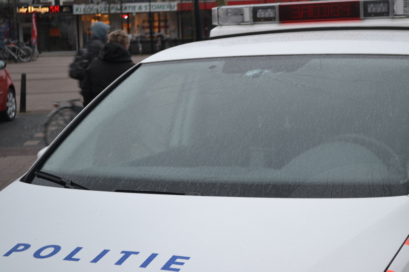 Stenengooiende jongen probeert uit handen politie te blijven (FOTO's)