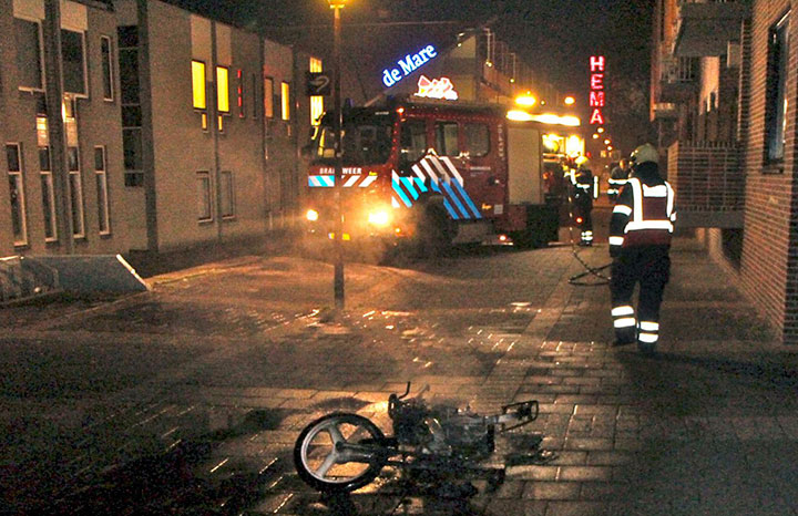 Brandweer blust brandende brommer (FOTO)