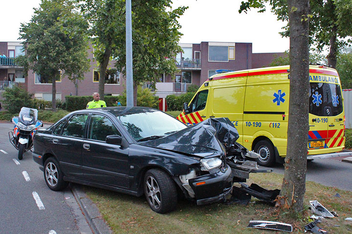 Bestuurder haalt flauwe bocht niet: auto total-loss (FOTO