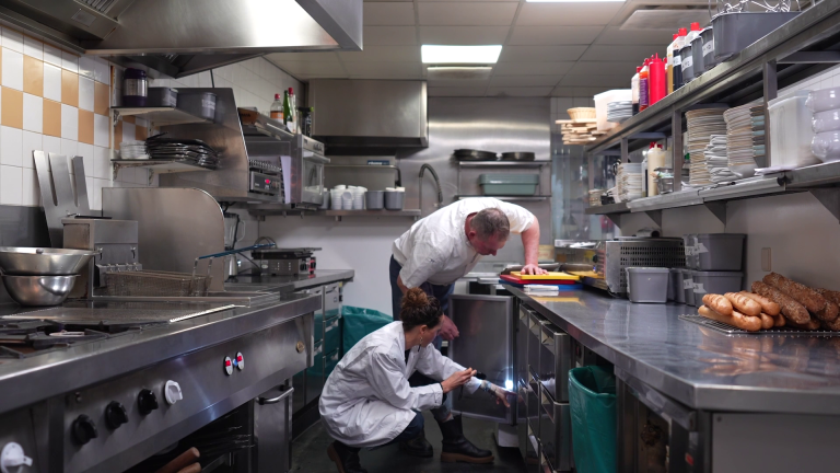 Gebouw met opschrift "Nederlandse Voedsel- en Warenautoriteit" op de buitenmuur.