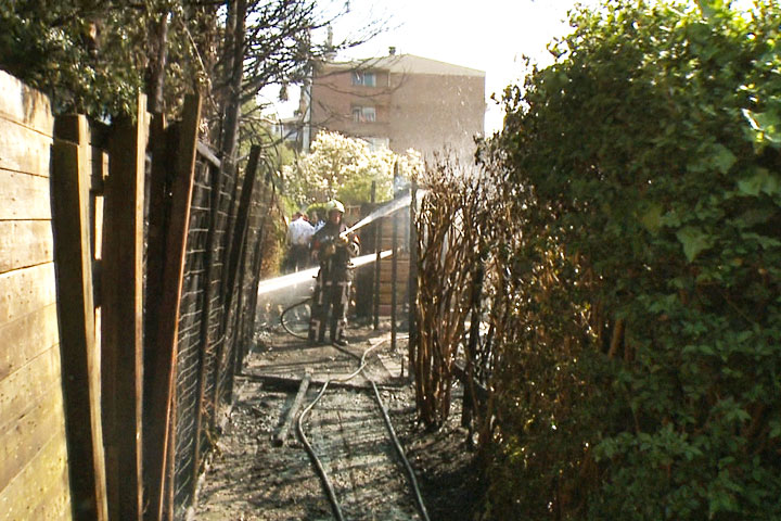 Brand in steeg Florislaan/Hadewichstraat aangestoken (FOTO)