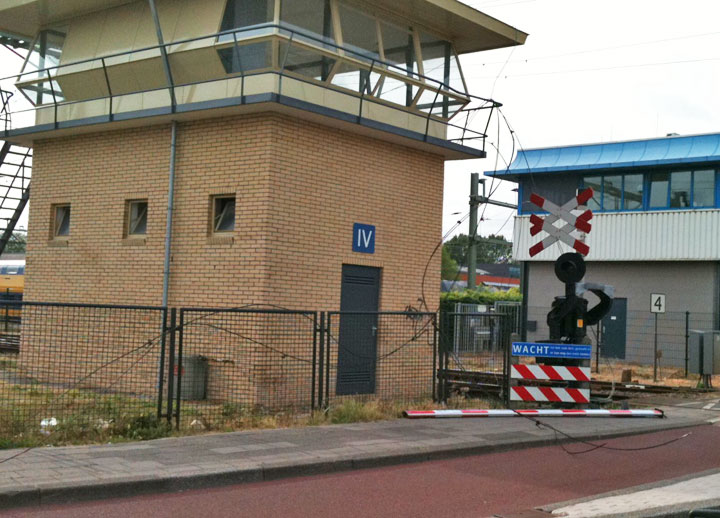 Vrachtwagen trekt bovenleiding stuk: geen treinverkeer tussen Alkmaar en Heerhugowaard (FOTO)