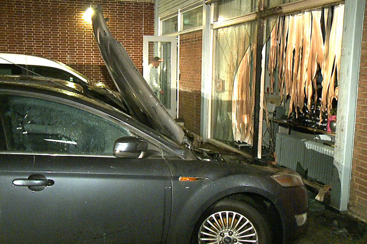 Twee auto's in de brand in Westerkolkstraat: aangifte brandstichting gedaan (FOTO)
