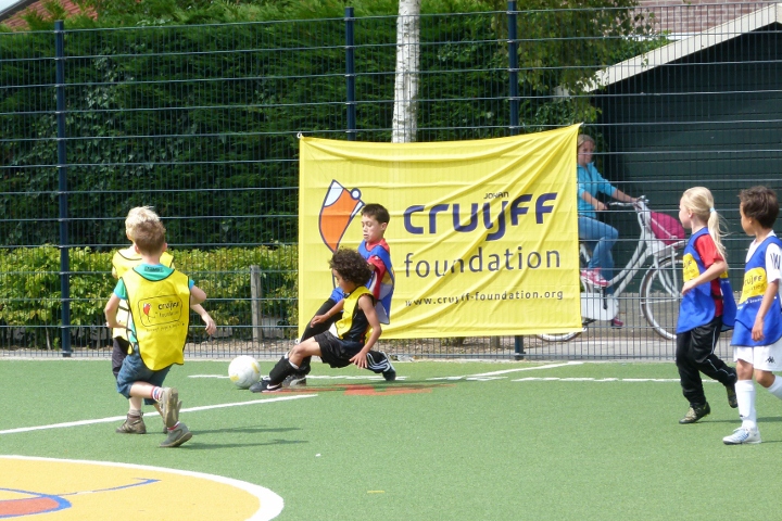 Wethouder De Baat onthult bord voor respectvol voetbal (FOTO)