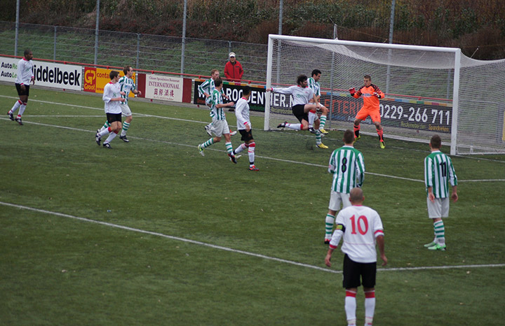 Remco Bakker schiet de 2-1 binnen