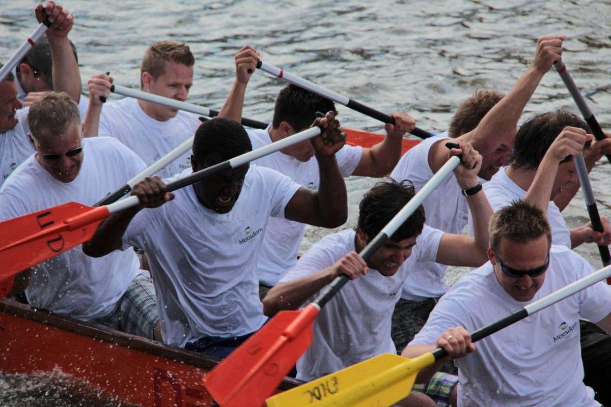 Voor de tweede keer 7000 badeendjes in de Alkmaarse grachten: de badeendjesrace (FOTO's)