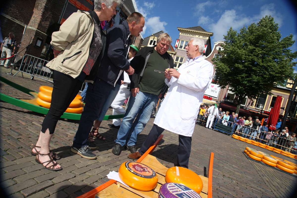 Partijvoorzitter CDA luidt bel kaasmarkt (FOTO's)
