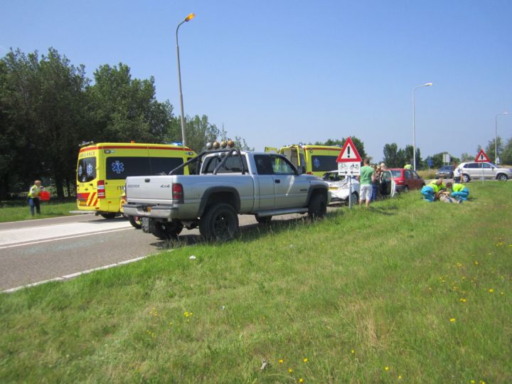 Gewonden bij kop-staart botsing op de Kogendijk (FOTO)